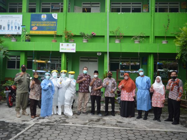 screening secara acak kepada guru, siswa dan kawrawan sekolah