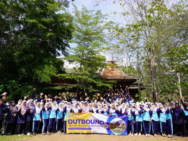 OUTBOUND "Bond Our Unity and Play Games Happily" Kelas IX