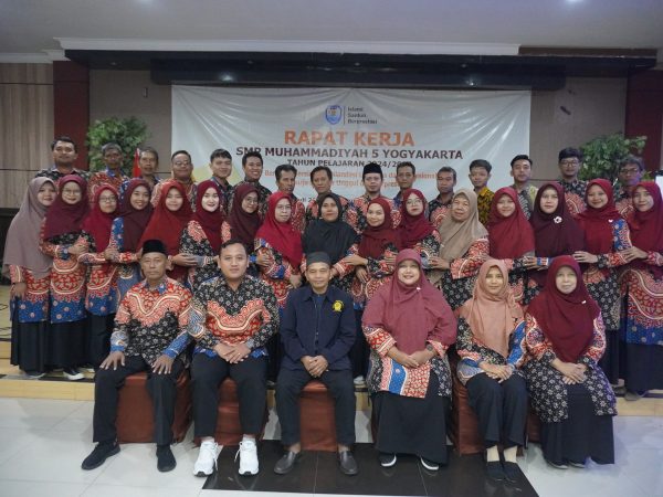 Rapat Kerja Dan Caracter Building Guru karyawan SMP Muhammadiyah 5 Yogyakarta