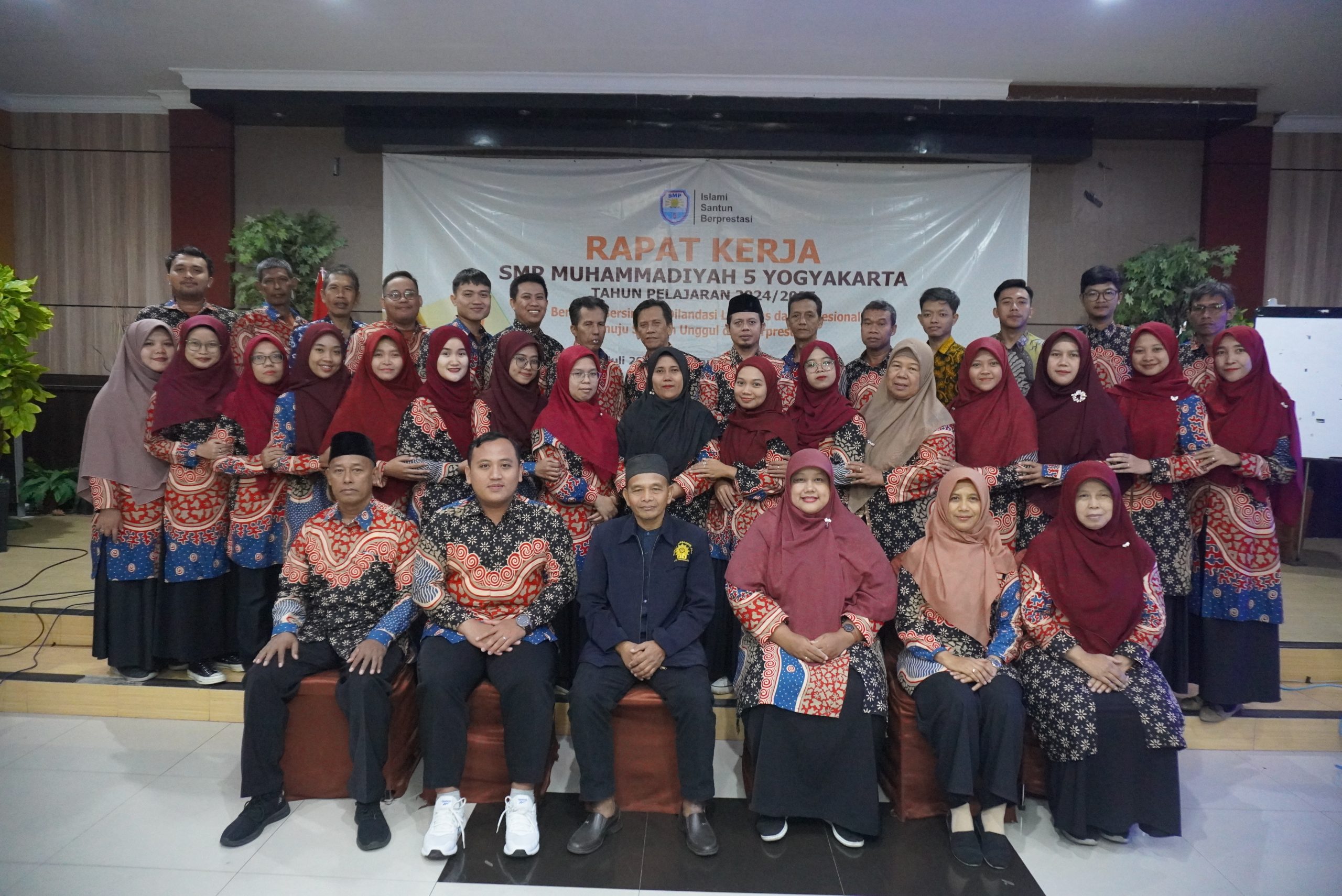 Rapat Kerja Dan Caracter Building Guru karyawan SMP Muhammadiyah 5 Yogyakarta